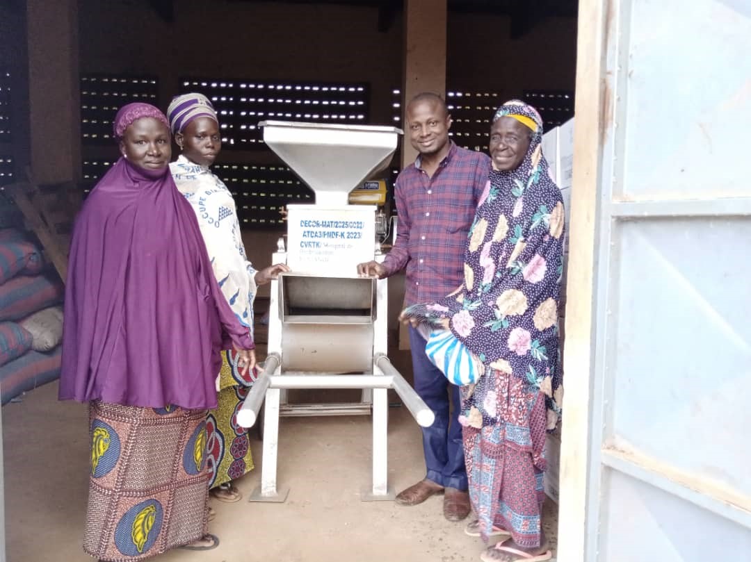 Remise d’une décortiqueuse mobile à la Coopérative Villageoise des Ramasseuses et Transformatrices de Karité (CVRTK) Mougnal de Biriboukaban dans la Commune de Kouandé