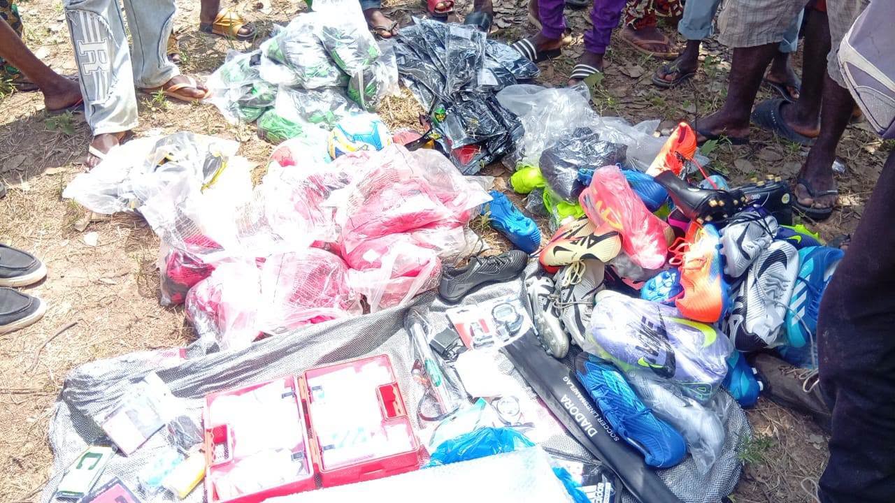 Du terrain aux crampons : la jeunesse de Chabi Couma reçoit ses équipements sportifs grâce au Projet COSO